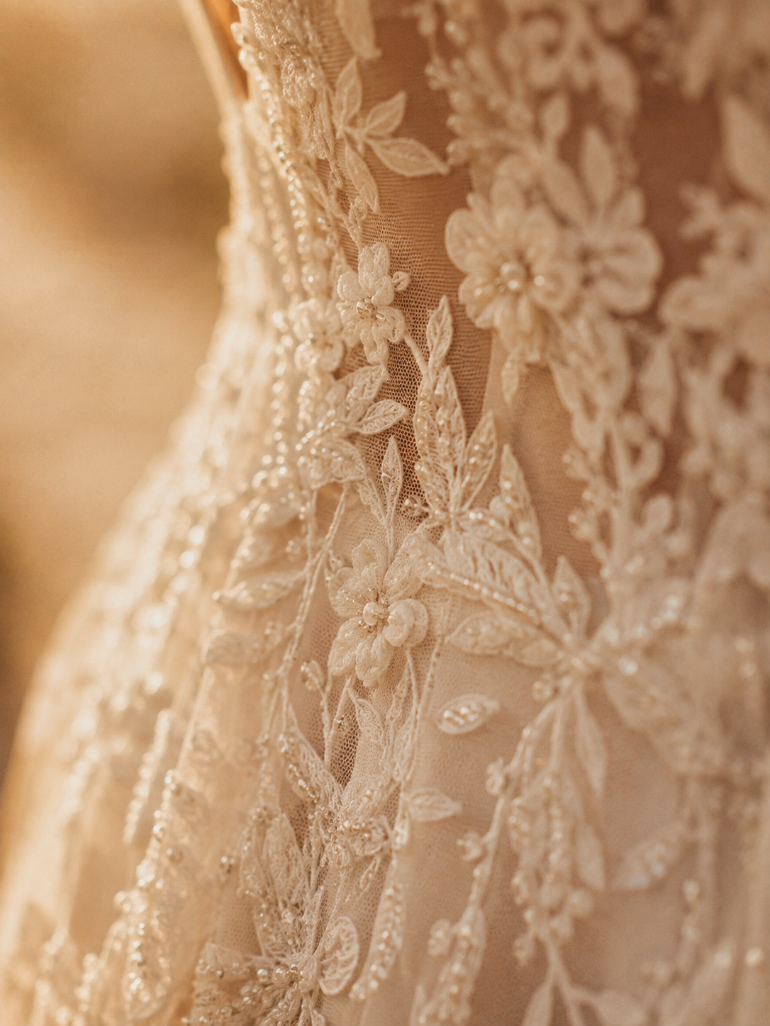 Detalle del encaje bordado del vestido de novia